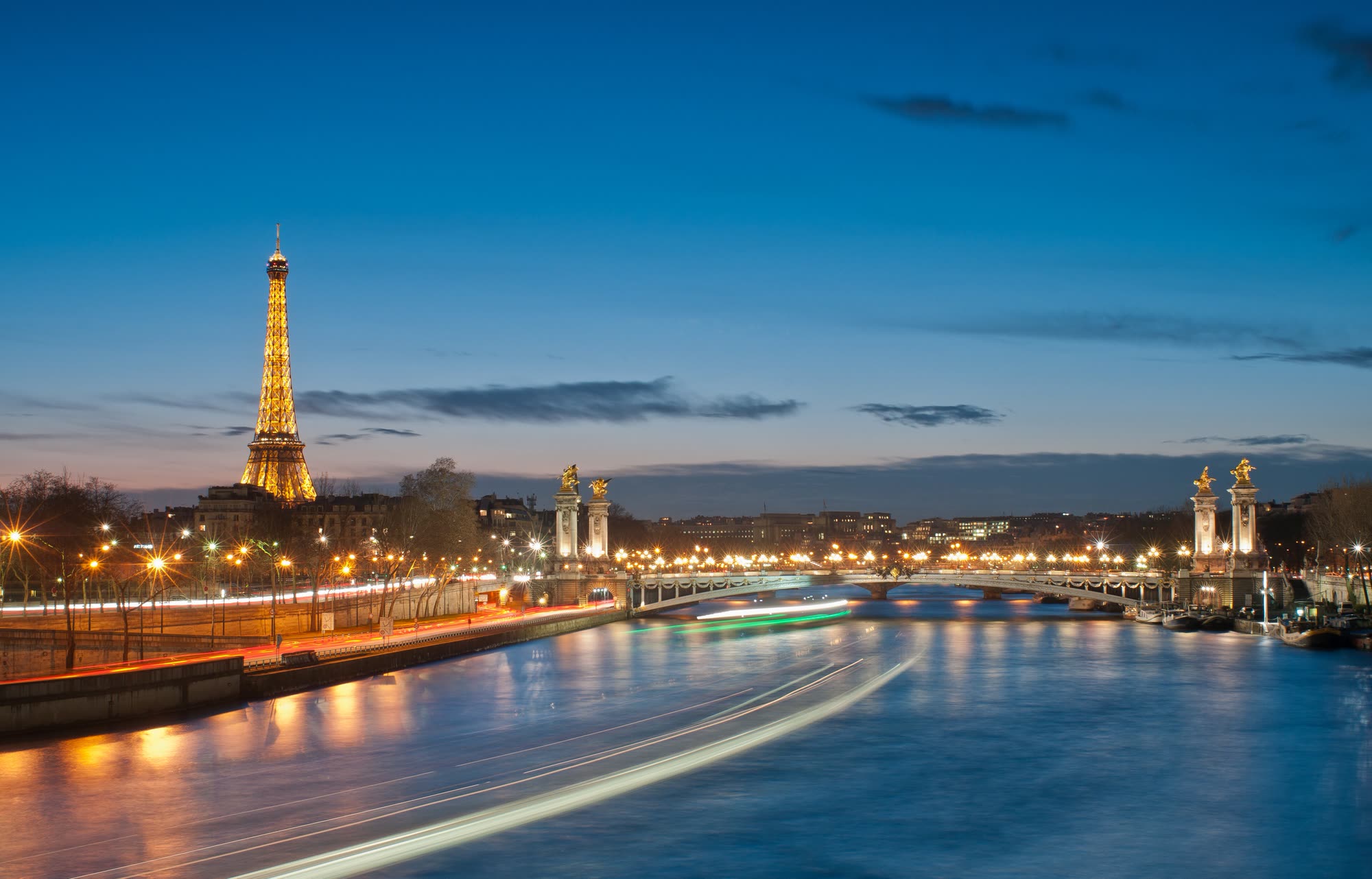 Tháp Eiffel và cầu Alexandre III lên đèn bên sông Seine, Paris