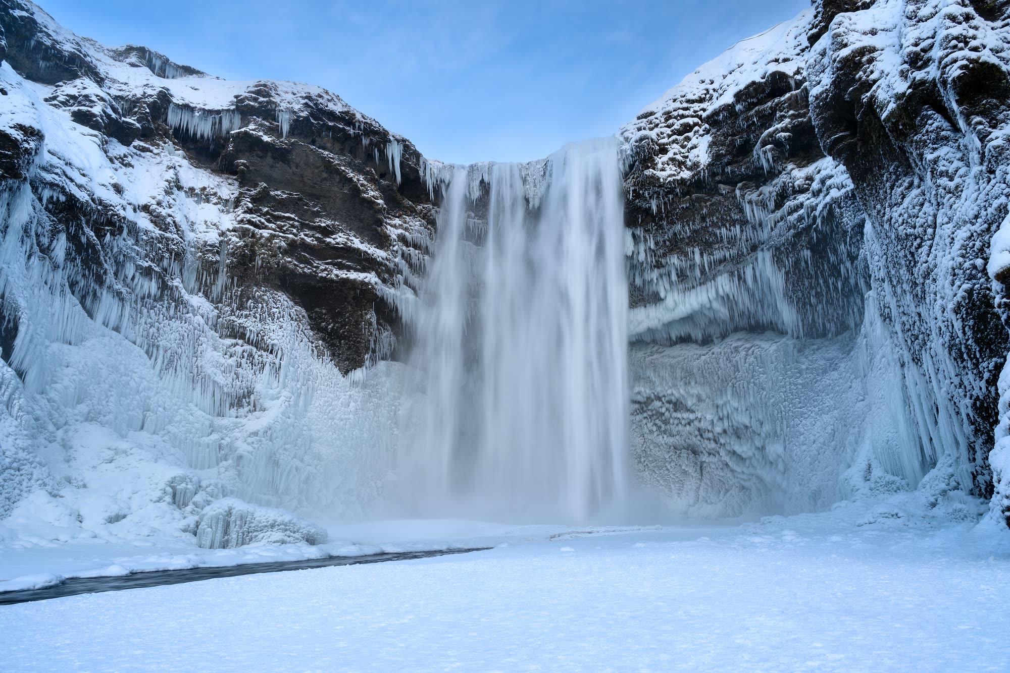 Thác Skógafoss đóng băng giữa mùa đông, Iceland