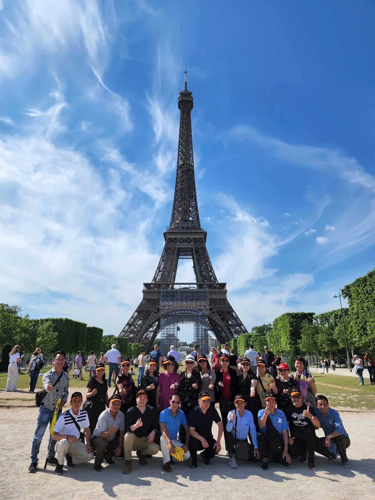 Đoàn khách AVORY dưới tháp Eiffel, Paris (Pháp)