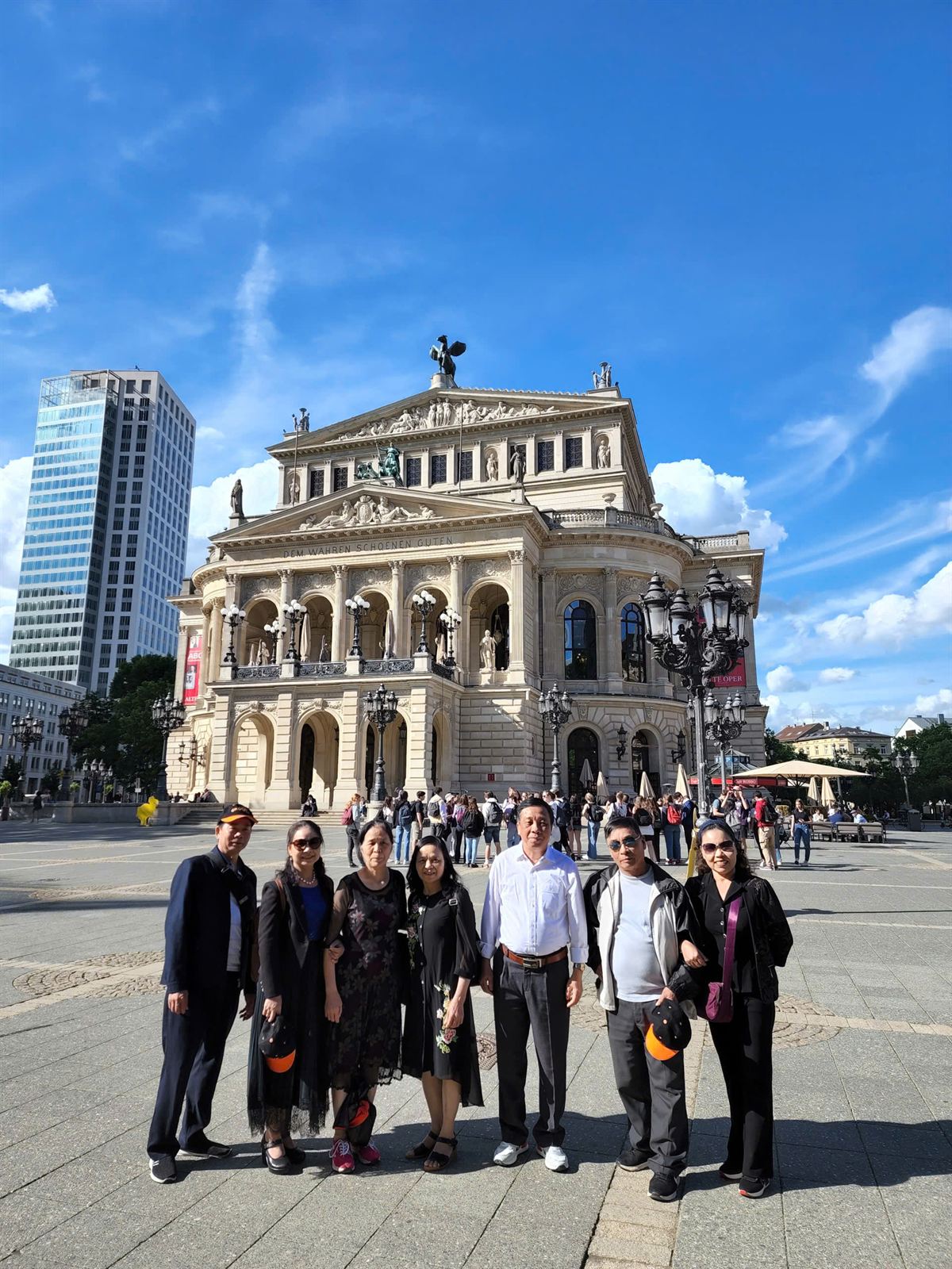 Đoàn khách AVORY trước nhà hát Alte Oper, Frankfurt (Đức)